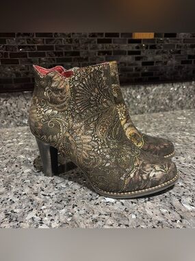L'Artiste by Spring Step SmokinHot Metallic Bootie Heels Size 36 Fiery Black EUC